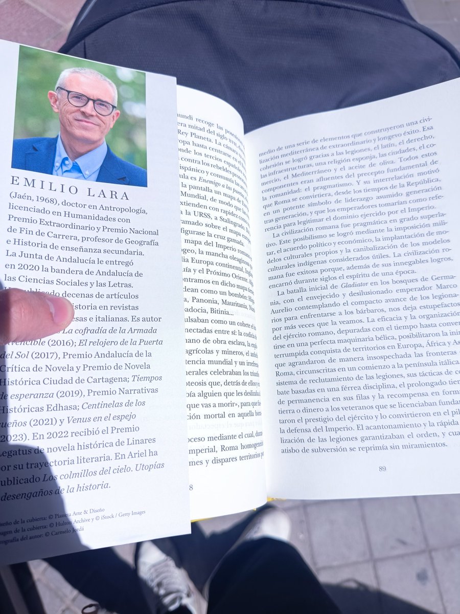 C_Cervera_M's tweet photo. El último ensayo de Emilio Lara es una obra fascinante y lo más original de este curso literario. Una civilización que trasciende épocas, países y hasta mares: el aceite de oliva como líquido amniótico de lo que somos. Solo una persona de su cultura podía escribir algo así. https://t.co/wk8TYClp4b