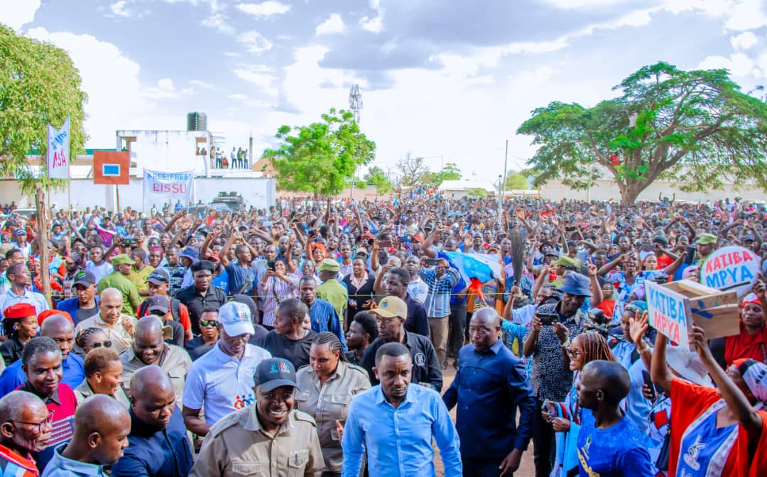 FeliusFesto's tweet photo. Geita mjini imeitwa ikaitikia wito wa chama Chao. Katika magumu yote wanayoyapitia Watanzania Mungu ameileta @ChademaTZ2 kama njia ya ufumbuzi. Huu ni mwanzo tu watatoa sana milio........ https://t.co/gjyizMruF6