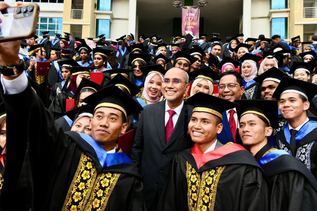 MohdShukriYajid's tweet photo. Session II of #MSUconvo37 ended with positive vibes and enthusiasm. My congratulations and best wishes to #MSUrians who graduated today, and their parents &amp; families, who have been their strongest supporters in this transformative journey. @MSUmalaysia https://t.co/Zh9FwaMo1o