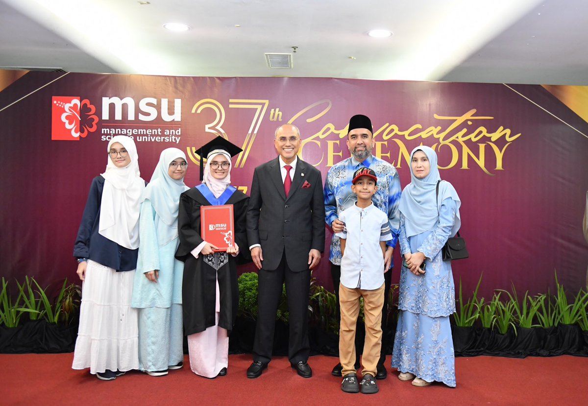 MohdShukriYajid's tweet photo. Session II of #MSUconvo37 ended with positive vibes and enthusiasm. My congratulations and best wishes to #MSUrians who graduated today, and their parents &amp; families, who have been their strongest supporters in this transformative journey. @MSUmalaysia https://t.co/Zh9FwaMo1o