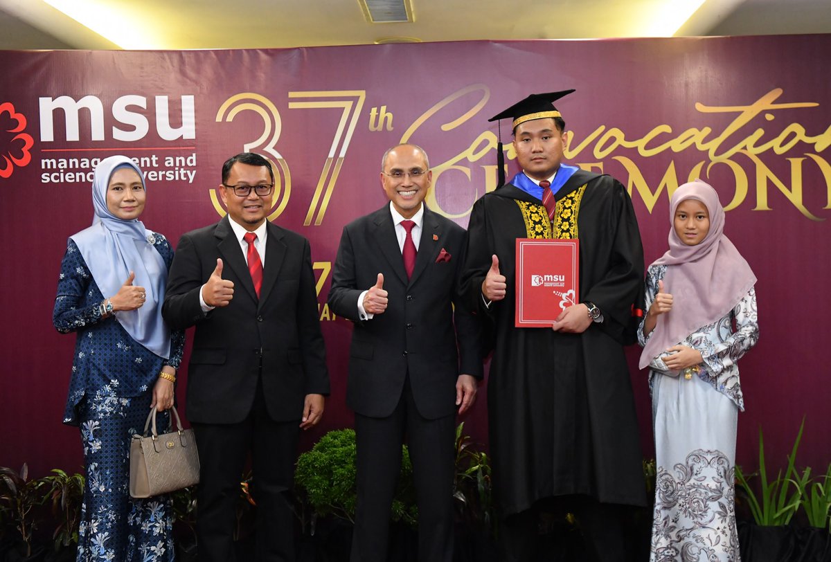 MohdShukriYajid's tweet photo. Session II of #MSUconvo37 ended with positive vibes and enthusiasm. My congratulations and best wishes to #MSUrians who graduated today, and their parents &amp; families, who have been their strongest supporters in this transformative journey. @MSUmalaysia https://t.co/Zh9FwaMo1o