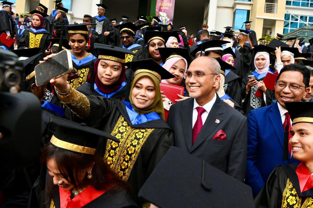 MohdShukriYajid's tweet photo. Session II of #MSUconvo37 ended with positive vibes and enthusiasm. My congratulations and best wishes to #MSUrians who graduated today, and their parents &amp; families, who have been their strongest supporters in this transformative journey. @MSUmalaysia https://t.co/Zh9FwaMo1o