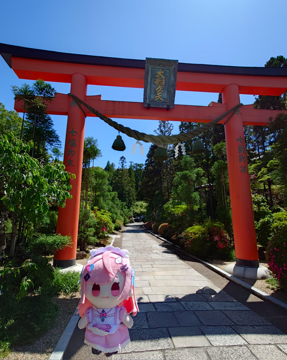 HTAWA29's tweet photo. 靈山寺に行ってきました!
本日は「薔薇会式・えと祭り」が行なわれていて非常に華やか✨️
本堂で薔薇を1輪いただきました🌹
736年 (天平8年) 創建
法相宗のお寺であったが
平安時代に弘法大師により真言宗が伝えられてからは
法相宗と真言宗の2宗兼学の寺となる
#さくなぬいtrip
#397cp https://t.co/B6BRnEtXmP