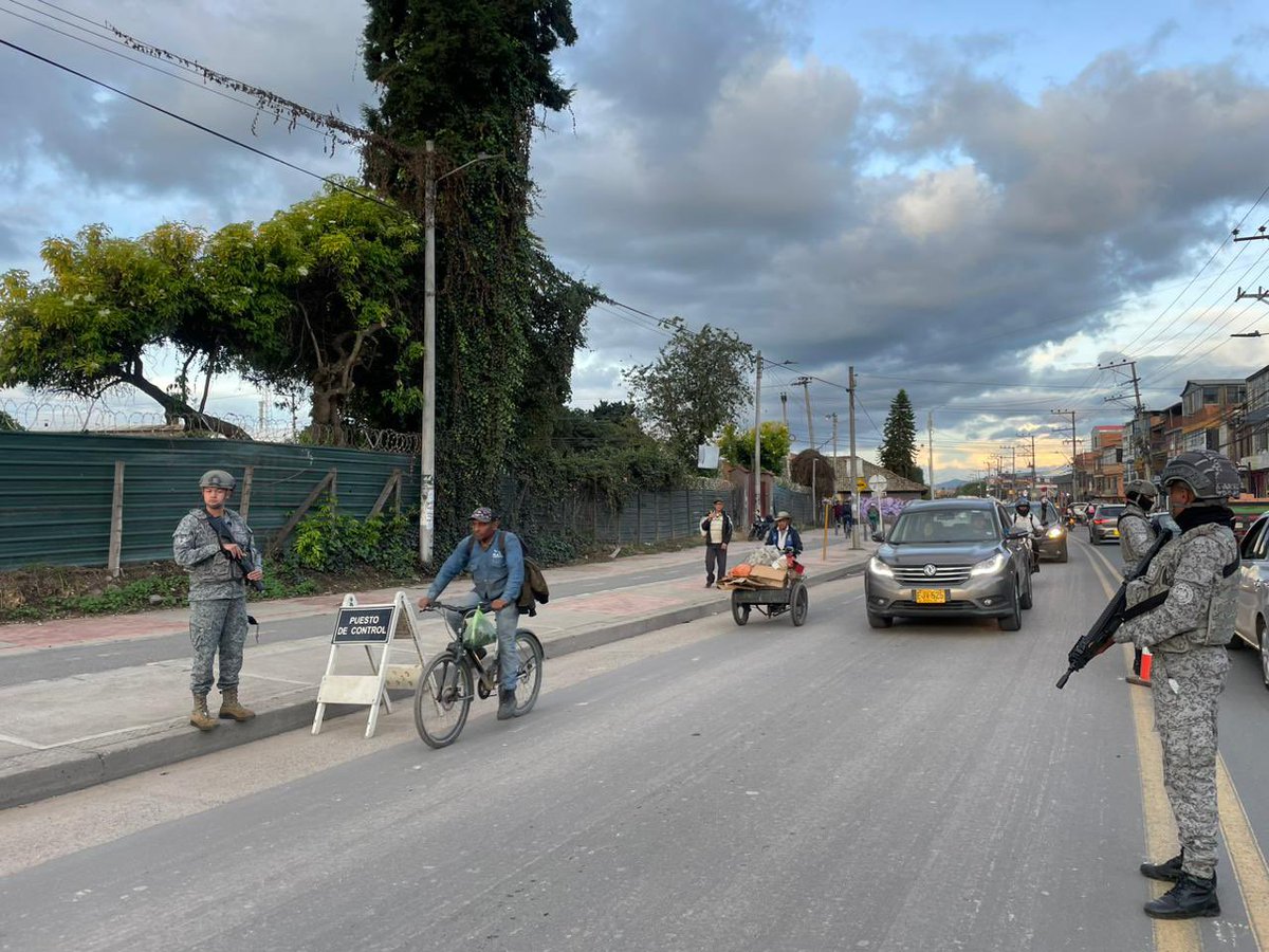 FuerzaAereaCol's tweet photo. Desde Madrid, Cundinamarca, el #CAMAN despliega sus capacidades aéreas y terrestres, para acompañar a los ciudadanos en las principales vías de la región, reafirmando el compromiso de la #FuerzaAeroespacial🇨🇴 con la protección y el bienestar de todos los colombianos.
➡️ https://t.co/SbTnivaIbF
#ProtegemosLaVida
#ViajeSeguro
#CAMAN