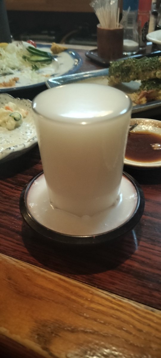 dialogue_sin's tweet photo. 南千住の大人気ローカル居酒屋飲み終了。

店主の落語のような音楽的な上から目線接客があり得ない心地よさだった。

お客さんと店主店員もツーカーで「うちはこういうヤバい客お断りなんで」という結界・お店の
コードがしっかり張られている。

改めて自分のサービスの定義は大切なんだなと感じた https://t.co/i0JpoV2fY4