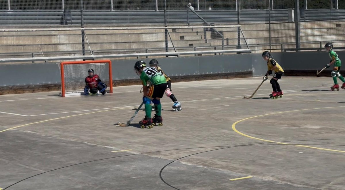 HCPiera's tweet photo. ⚪🟢Imatges del partit de l'equip benjamí a la pista del St Josep de Badalona!!🟢⚪
#somhipiera🏑💚🛼 https://t.co/d1nybCTKA3
