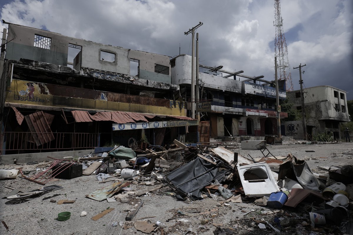 masilvachauICRC's tweet photo. #Haiti
Les confrontations armées dans la Plaine du CuldeSac, à #PortauPrince, ont occasionné des milliers de déplacés et la destruction des habitations.  
Le #CICR appelle au respect de la vie/de la dignité et à la protection des structures sanitaires qui accueillent les blessés. https://t.co/75sYHagW1g