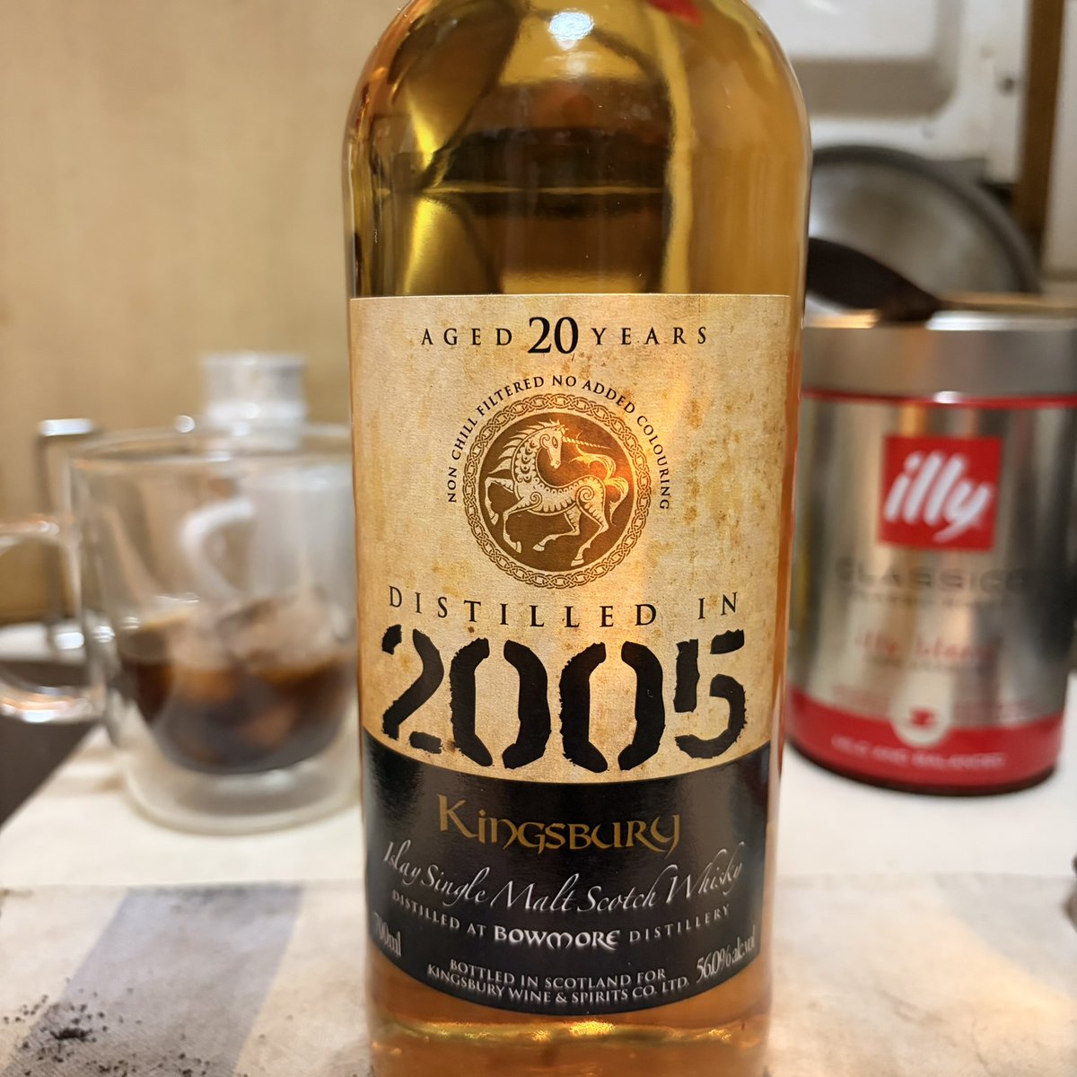 designpollution's tweet photo. なにがあるわけじゃないけど新しいウイスキー開けようかな。
Kingsbury Gold Bowmore 2005 https://t.co/iJZTvD8q0d
