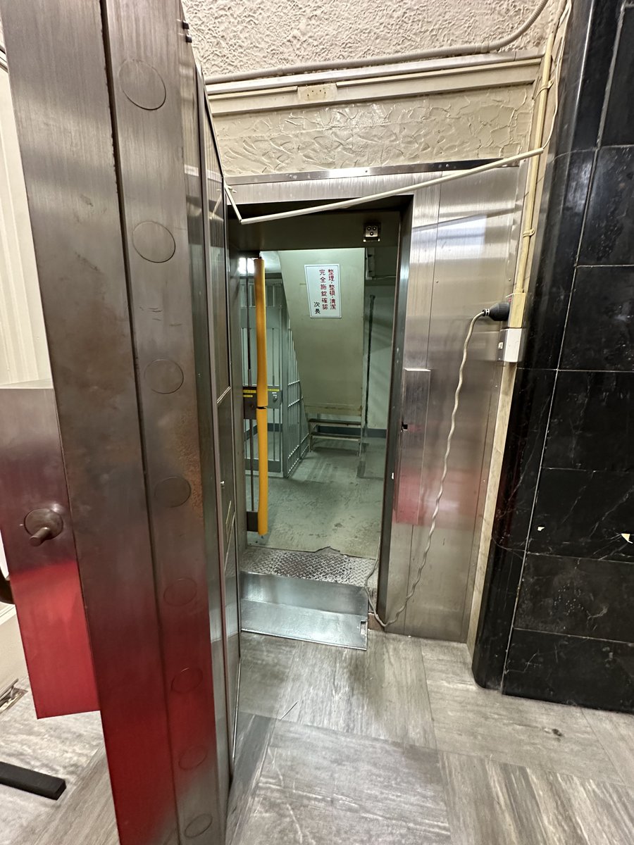 u_qi's tweet photo. 旧みずほ銀行徳島支店に行ってきました。中は老朽化が激しく何もない状態で、今後どう活かされるか気になりますね。 https://t.co/6XFa7laQtj