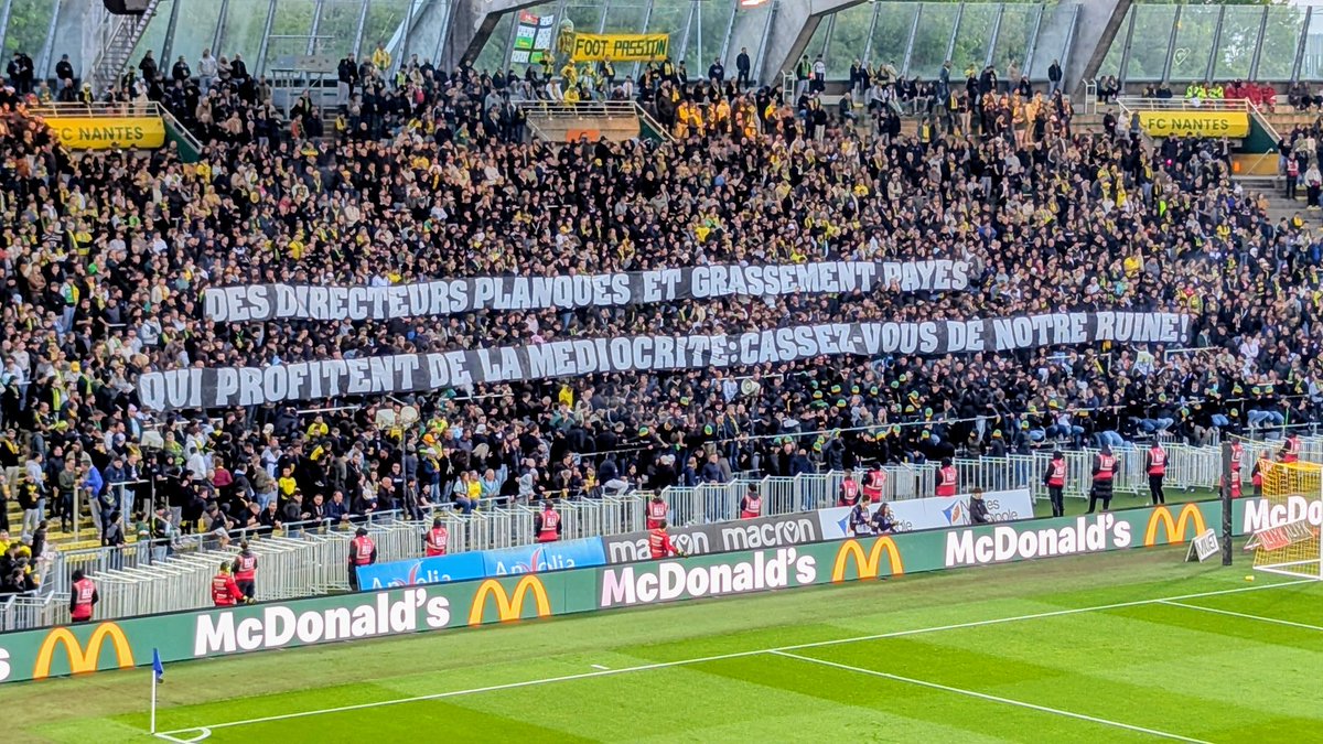 GaelPicard's tweet photo. #FCNTFC
DES DIRECTEURS PLANQUÉS ET GRACEMENT PAYÉS QUI PROFITENT DE LA MÉDIOCRITÉ : CASSEZ VOUS DE NOTRE RUINE ! https://t.co/U1ykXjSVL7