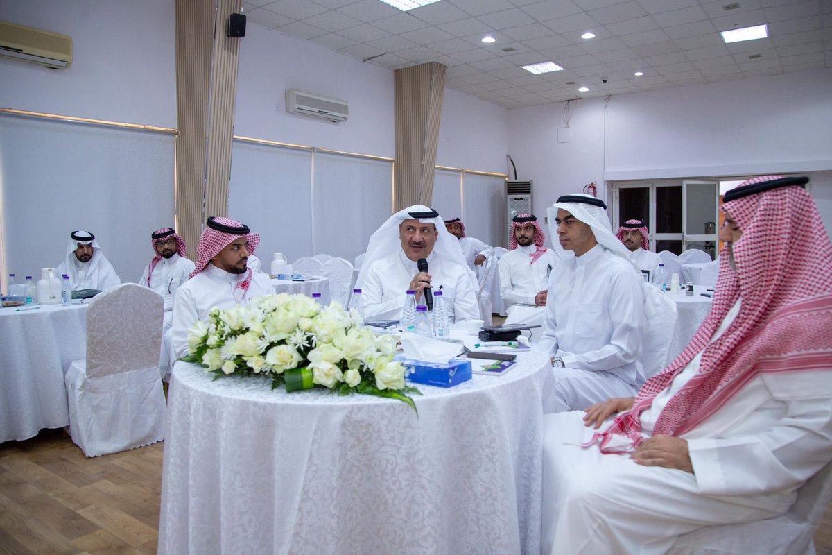 saadsaad2001's tweet photo. محافظ القريات يرأس ورشة عمل مع المكتب الاستراتيجي لمنطقة الجوف بمشاركة مدراء الادارات الخدمية لمناقشة الخطة التشغيلية لمحافظة القريات
القريات 

رأس سعادة محافظ القريات الدكتور طلال بن مشل التمياط، اجتماعاً موسعاً ضم سعادة الدكتور أحمد بن جميل قطان، وممثلي المكتب الاستراتيجي لتطوير منطقة الجوف، تخلله عقد ورشة عمل متخصصة لمناقشة ملامح ومستهدفات الخطة التشغيلية لمحافظة القريات.
وفي مستهل الاجتماع رحب الدكتور طلال التمياط بالحضور مؤكداً على الدعم اللامحدود الذي تحظى به المنطقة من القيادة الرشيدة والتوجيهات المستمرة من صاحب السمو الملكي أمير منطقة الجوف لرفع كفاءة الأداء وتنمية المحافظات بما يتماشى مع رؤية المملكة 2030. وأشار سعادته إلى أهمية هذا الاجتماع في رسم خارطة طريق واضحة ومستدامة تلبي تطلعات أهالي القريات وتدعم ركائز التنمية المستدامة.

من جانبه، أشاد الدكتور أحمد قطان وممثلو المكتب الاستراتيجي بمنطقة الجوف بمستوى التنسيق والجاهزية التي أبدتها محافظة القريات، مؤكدين أن الرؤى والأفكار التي طُرحت خلال الورشة ستسهم بشكل مباشر في صياغة خطة تشغيلية مرنة ومواكبة للمتغيرات التنموية.
وفي ختام الورشة، شدد محافظ القريات على ضرورة تضافر جهود كافة القطاعات الحكومية والخدمية بالمحافظة، والعمل بروح الفريق الواحد مع المكتب الاستراتيجي لتحويل هذه الخطط إلى واقع ملموس ينعكس إيجاباً على الوطن والمواطن.