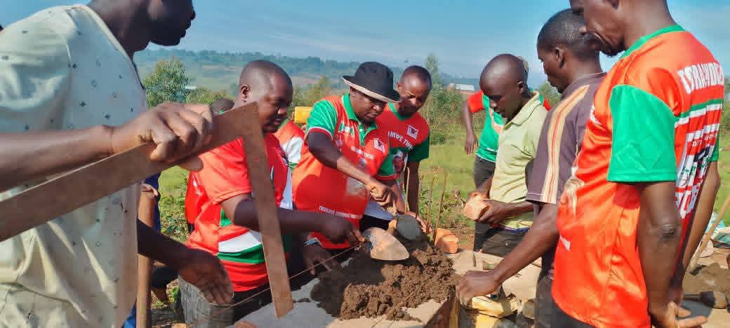 GitegaVuturaa's tweet photo. Les Bagumyabanga du @CnddFdd de la zone #Rwisabi, conduits par le secrétaire communal du #CNDD_FDD #Bugendana, Anatole MBAZUMUTIMA, ont participé le 15/5/2026 à des travaux communautaires consistant à poser la première pierre pour la construction de la permanence de cette zone. https://t.co/fPr0cnIfes