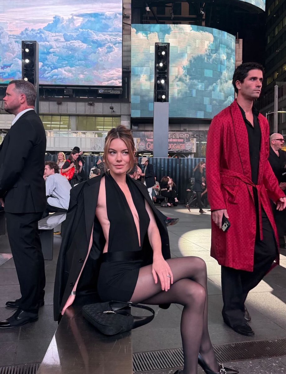 DailyCamsRowe's tweet photo. Camille Rowe at the Gucci Cruise 2027 fashion show at Times Square in New York!🖤 https://t.co/fbV4oQ72Ix