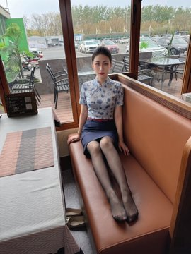 Kendal646's tweet photo. 还没来得及换衣服，就想这么瘫着。如果你刚好在，是先看腿，还是先帮我缓解下疲劳？#反空姐 https://t.co/84v04G0WoH