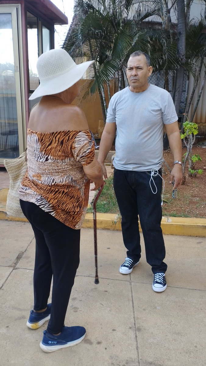 KmiloMayet66's tweet photo. Ella Cubana de pura sepa, no deja de reconocer que la estamos pasando mal, y los culpables están bien cerca. Solo pide un pendon que tenga la bandera 🇨🇺. porque si se tiran  a pesar de sus limitaciones estará defendiendo la tierra que la vio nacer.
#LaPatriaSeDefiende
#CDRCuba https://t.co/061x3VVPdW