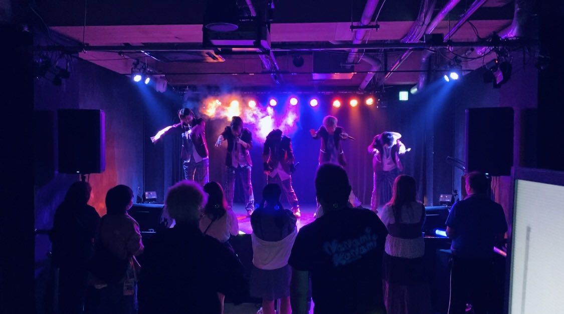 Knitro_official's tweet photo. 秋葉原 #COSMICLAB へループでした🏫📚✨✨
なんと！本日のイベントにて、ナイトロースクール動員1位を獲得しました😆‼️🎊✨

ひとりひとりの応援が重なって、このような素敵な日を過ごさせていただきました🌸
これからもナイトロースクールらしく、最高の青春ができるよう、皆んなとたくさんの思い出を作っていければと思っております🌅🔔

これからもよろしくお願い致します💙💜💚🤍💛

－－－－－－－－－－－－－
【次回】🌸.*･ﾟ
🗓️5月23日(土) ｱｲﾄﾞﾙﾉﾐｶﾀ無銭RUN💰
⏰3部 開場18:00開演18:15
📍秋葉原COSMICLAB
🎫予約：¥0+2D(¥1,400) ※当日+¥500
－－－－－－－－－－－－－
【5月ラスト】🌸.*･ﾟナイトロ新曲発表‼️🔥
タイトル『恋して秒でフラれました！』

🗓️5月28日(木) 定期公演[ナイトロナイト!]
⏰開場19:30開演19:45
📍秋葉原COSMICLAB
🎫後方：¥300+1D
🎫前方：¥2,000+1D
🎫https://t.co/vhQjmLPXnM
※チケ発：5/18(月) 12:00〜
※予約締切 当日開場1時間前