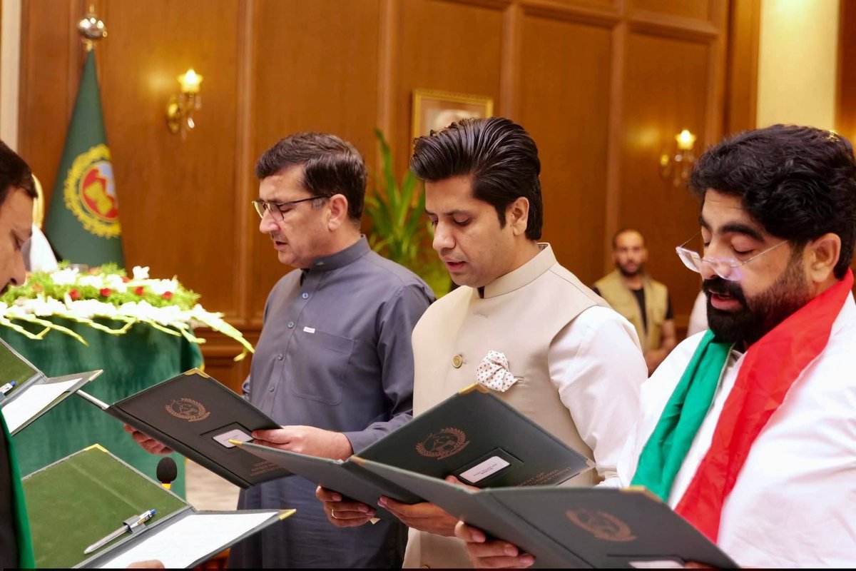 EngineerNibba's tweet photo. تحریک انصاف میں ایک سے بڑھ کر ایک منافق دیکھا، لیکن عاطف خان اور جنید اکبر جس لیول کے سیاسی منافق ہیں، اس کی مثال نہیں ملتی۔ علی امین کے دور میں انہیں خان کی آزادی بھی یاد تھی، ڈرون حملے اور 9 مئی کے بعد افسران کا ظلم بھی یاد تھا۔ جیسے ہی سہیل خان وزیر اعلیٰ بنے، ان کے فنڈز ریلیز ہوئے اور زبانوں پر تالے لگ گئے۔ اب تو ان کے ایک ایک بندے کو وزارت مل چکی ہے، جس کے لیے یہ سرگرم تھے۔ لگتا ہے اب یہ خان کا نام بھی بھول جائیں گے۔