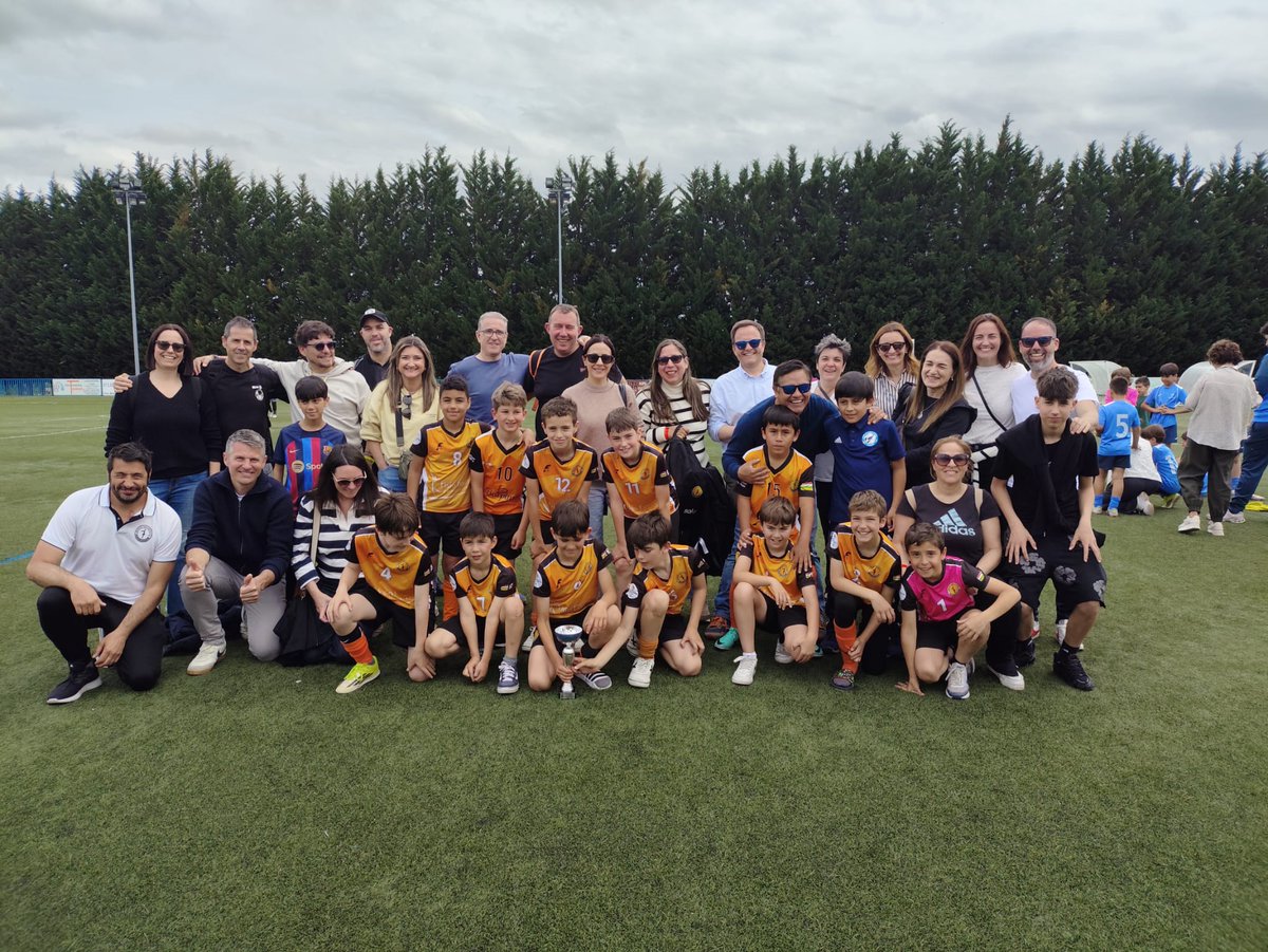 SieteInfantesED's tweet photo. Gran torneo @cavianes gracias por la invitación .
nuestro equipo del 2016 , donde lo importante era divertirse. Han cumplido con el objetivo.

Nos llevamos el premio de ganar en una final preciosa y muy igualada @CD_MaristasLog https://t.co/KTtmUSRUcW