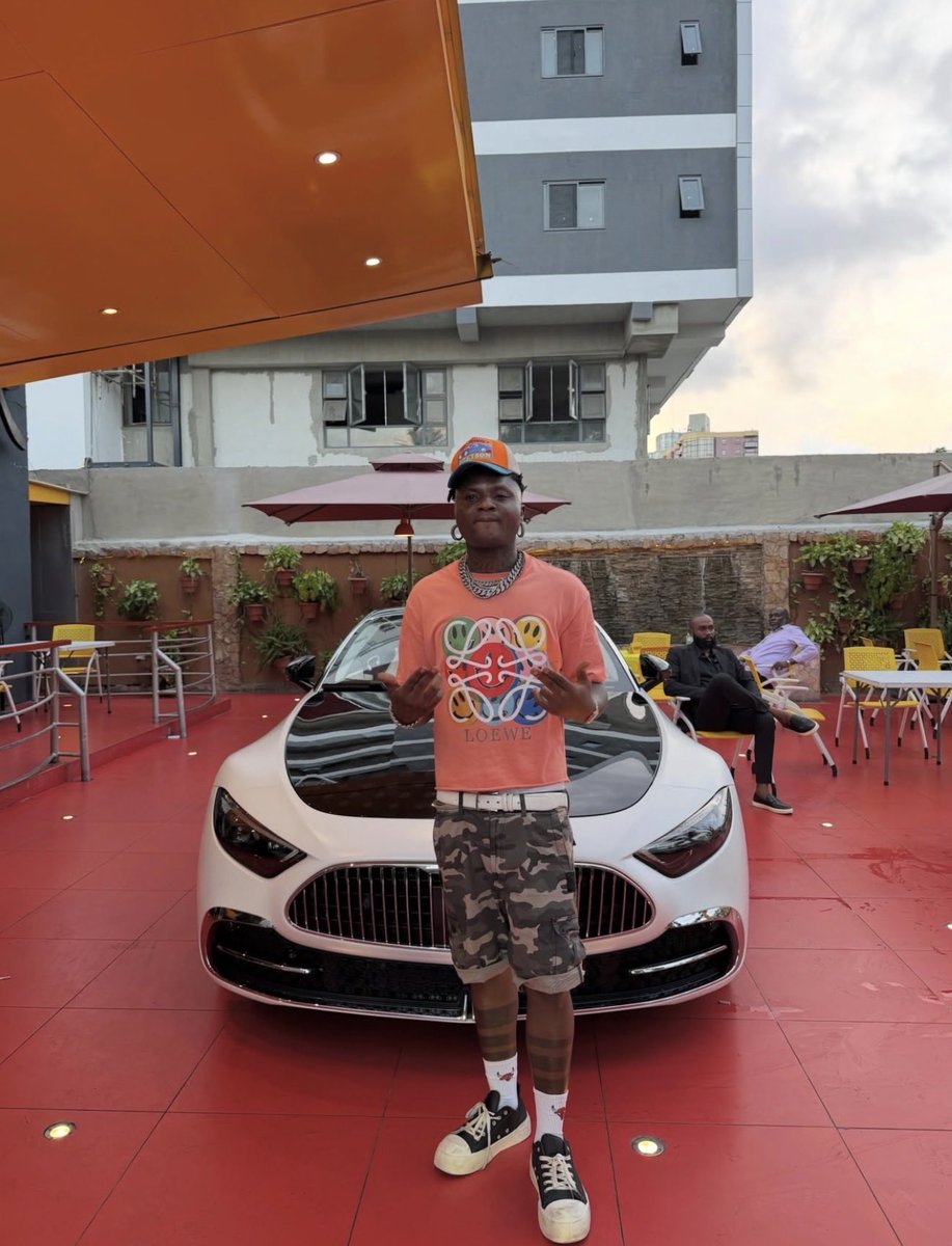 yL_IN_LAGOS's tweet photo. Na Zamani be the first Influencer to snap with OBO new Maybach 🥵 https://t.co/FEN6CQL0oV