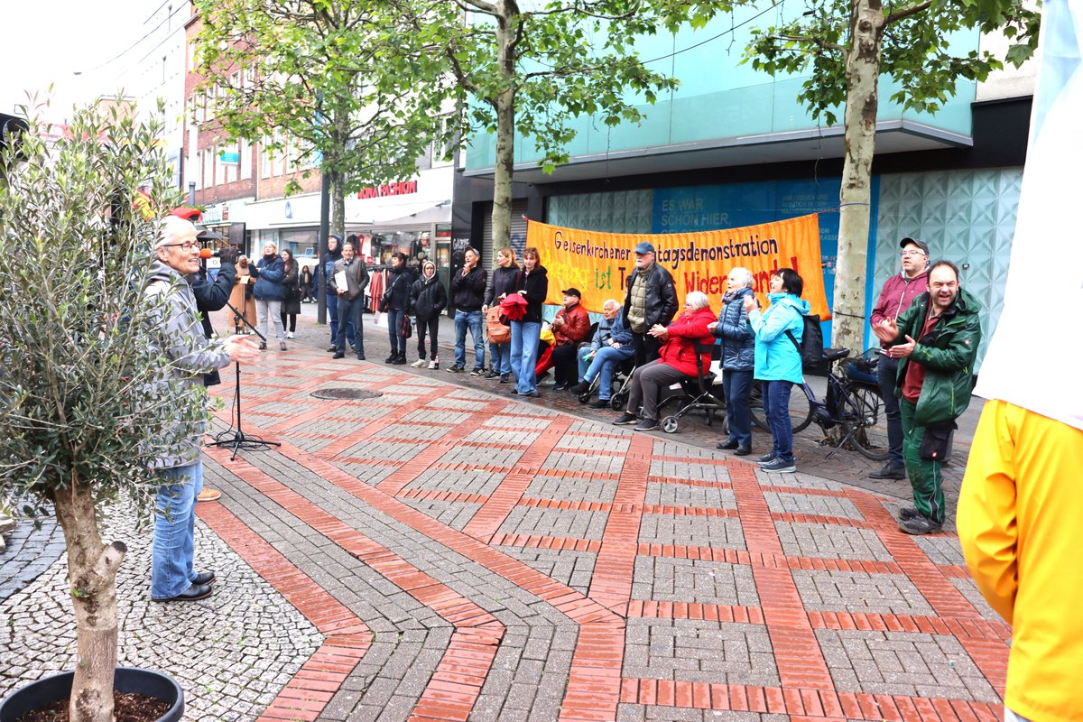 ThomasMo2004's tweet photo. Von „Gas-Gerd“ und bis hin zu „E.ON-Kathi“ 
am 11.05.2026 während der Kundgebung auf der 
799. Gelsenkirchener Montagsdemo-Bewegung
gegen Hartz IV/gegen das eingeführte Bürgergeld
sowie für gut bezahlte Arbeitsplätze
zeigt hier unten das Foto von mir
(Thomas Kistermann) gemacht. https://t.co/LrbXodsE0I