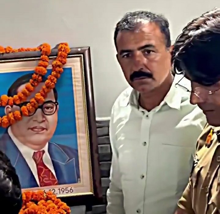 KraantiKumar's tweet photo. गाज़ियाबाद में किसान जाटव ने अपनी गाड़ी सड़क किनारे पार्क की थी, गाड़ी पर डॉ बाबा साहेब अंबेडकर का स्टिकर लगा हुआ था.

पुलिस इंस्पेक्टर ने बाबा साहेब की फोटो देखकर किसन जाटव की गाड़ी का चालान कर दिया,

किसन जाटव ने सवाल उठाया कि आसपास अन्य गाड़ियां भी खड़ी हैं उन गाड़ियों का चालान क्यों नही किया. 

इंस्पेक्टर ने उल्टा जवाब दिया हमारी मर्जी जो करना है कर लो. 

आज इंस्पेक्टर को डॉ बाबा साहेब अंबेडकर की फोटो पर फूल माला पहनाकर माफी मांगनी पड़ी. 

डॉ बाबा आंबेडकर का सम्मान बरकरार रखने में जाटव समाज सबसे अग्रणी भूमिका में है. जाटव समाज ही सामाजिक न्याय के लिए फ्रंट लाइन पर खड़ा होकर लड़ने वाला योद्धा है.