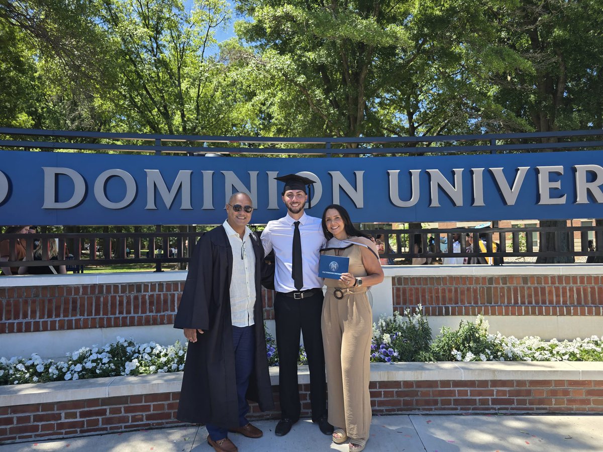 chiefjulio14's tweet photo. Felicidades al nuevo Monarch Alumni — Clase 2026! 🎓👑
Hoy, Diego cruzó el stage completando su bachillerato en la @ODU 
Hoy celebramos años de trabajo duro, buenas decisiones, perseverancia y memorias que quedarán para siempre. https://t.co/ncA7kEj71j