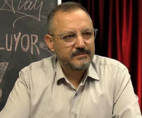 durbunhaber's tweet photo. 📣 Erdem Atay'dan Rasim Ozan Kütahyalı'ya:

⭕Rasim Ozan Kütahyalı tahliyesini istemiş. “Eşim hamiledir ve her gün ağlamaktadır. Düşük yapma ihtimalinden korkuyorum” demiş ve 12 yaşındaki iki kızından da endişeliymiş!

⭕Medya kendisiyle ilgili ‘uydurma’ haber yapıyormuş!
Izdırap çekiyormuş!

⭕Bak Ç.Ü.K. Rasim…

⭕Bunları söylerken Kuddisi Okkır’ı düşündün mü? 

⭕Ali Tatar’ın intihar etmeden önceki son bakışını nezarethane duvarında gördün mü? 

⭕Kaşif Kozinoğlu öldürülürken kahkahalar attığını hatırladın mı? 

⭕Murat Özenalp cezaevi avlusunda düşüp beyin kanaması geçirirken yanıbaşında babasının şehit düştüğünü gören küçücük evladı aklına geldi mi?

⭕Yine onuru için intihar eden Gazi Abdülkadir Kırca’nın ismini anımsadın mı?

⭕Bırak bize maval okumayı Rasim! Bu Türk milletinin onurlu evlatlarına en büyük acıları yaşatan medya şarlatanlarının başında geliyorsun. Utanmadan şimdi konuşuyor musun?

⭕Allah evlatlarına sağlıklı ömür versin ama Allah seni de bildiği gibi yapsın!