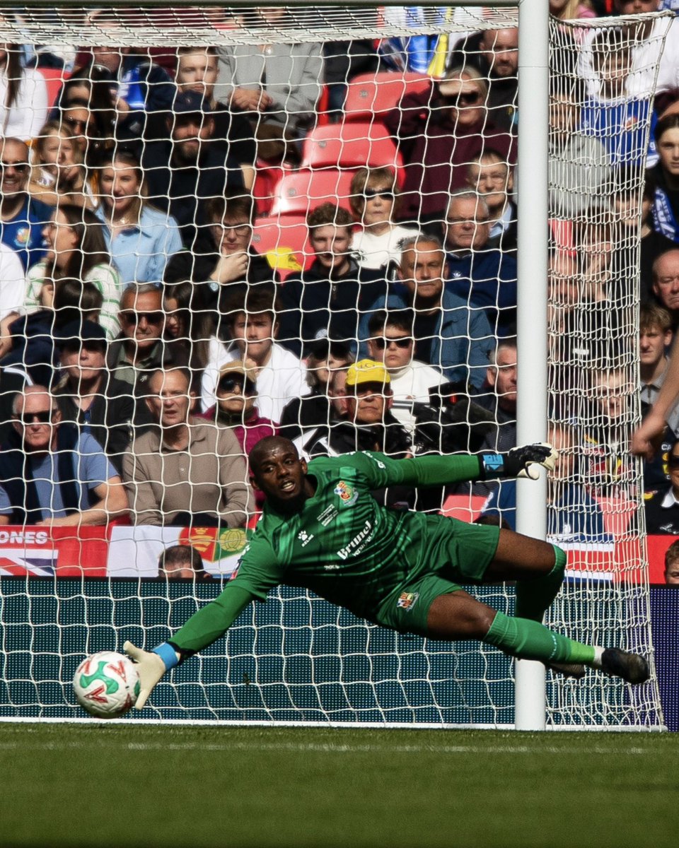 WealdstoneFC's tweet photo. Baptiste’s early heroics to deny Southend the opener 🧤 

@version2lights #wealdstonefc #bruneluni https://t.co/dCXpCNLUkP