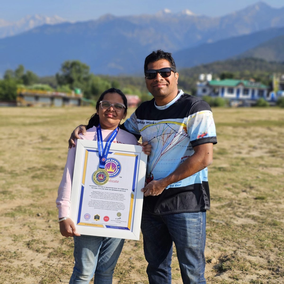 HighRangeBOR's tweet photo. YOUNGEST FATHER &amp; DAUGHTER DUO TO COMPLETE 100 KMS CYCLING RIDE ON SEPARATE BICYCLE
Mangesh Raut &amp; his daughter Saesha Mangesh Raut from Mumbai, achieved a remarkable record as the youngest father daughter duo to complete a 100km high-difficulty cycling ride in just 6 hrs &amp; 8 min https://t.co/wZiWuPNKNX