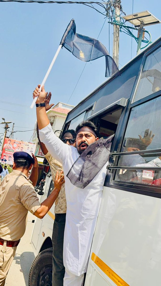 INCUttarakhand's tweet photo. आज सितारगंज में मुख्यमंत्री के दौरे के दौरान कांग्रेस कार्यकर्ताओं ने जनसमस्याओं, बढ़ती महंगाई, NEET पेपर लीक और क्षेत्र की उपेक्षा के खिलाफ काला झंडा दिखाकर जोरदार विरोध प्रदर्शन किया।

इस दौरान पुलिस ने कई कांग्रेस कार्यकर्ताओं को हिरासत में लिया, लेकिन जनता की आवाज उठाने का संघर्ष नहीं रुकेगा।

कांग्रेस ने मुख्यमंत्री को ज्ञापन सौंपकर बं��ाली समाज को अनुसूचित जाति का दर्जा, किसानों की जमीन वापसी, खाद की उपलब्धता, NEET पेपर लीक दोषियों पर कार्रवाई और वर्षों से बसे लोगों को मालिकाना हक देने जैसी मांगें उठाईं।

इस दौरान सितारगंज ब्लॉक अध्यक्ष रंजीत सिंह जी, पूर्व विधानसभा प्रत्याशी नवतेज पाल जी सहित अन्य सम्मानित कांग्रेसजन उपस्थित रहे।