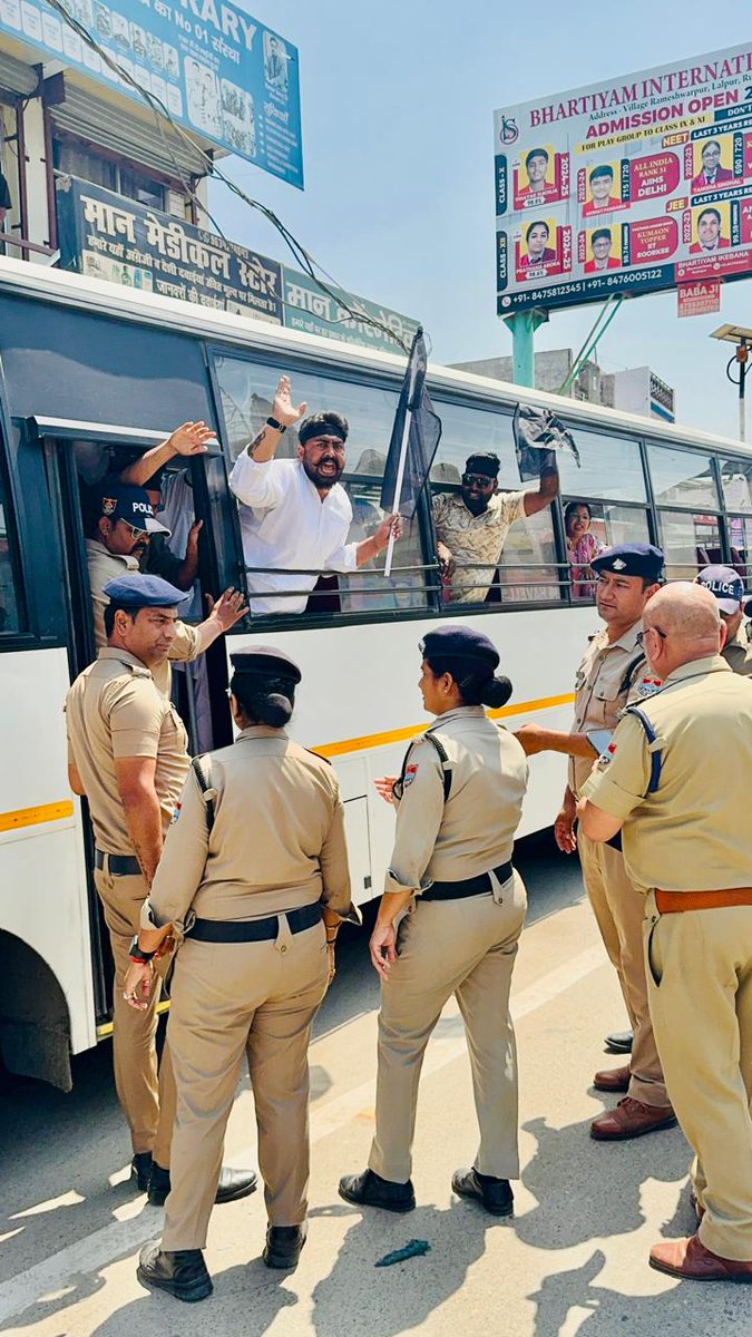 INCUttarakhand's tweet photo. आज सितारगंज में मुख्यमंत्री के दौरे के दौरान कांग्रेस कार्यकर्ताओं ने जनसमस्याओं, बढ़ती महंगाई, NEET पेपर लीक और क्षेत्र की उपेक्षा के खिलाफ काला झंडा दिखाकर जोरदार विरोध प्रदर्शन किया।

इस दौरान पुलिस ने कई कांग्रेस कार्यकर्ताओं को हिरासत में लिया, लेकिन जनता की आवाज उठाने का संघर्ष नहीं रुकेगा।

कांग्रेस ने मुख्यमंत्री को ज्ञापन सौंपकर बं��ाली समाज को अनुसूचित जाति का दर्जा, किसानों की जमीन वापसी, खाद की उपलब्धता, NEET पेपर लीक दोषियों पर कार्रवाई और वर्षों से बसे लोगों को मालिकाना हक देने जैसी मांगें उठाईं।

इस दौरान सितारगंज ब्लॉक अध्यक्ष रंजीत सिंह जी, पूर्व विधानसभा प्रत्याशी नवतेज पाल जी सहित अन्य सम्मानित कांग्रेसजन उपस्थित रहे।