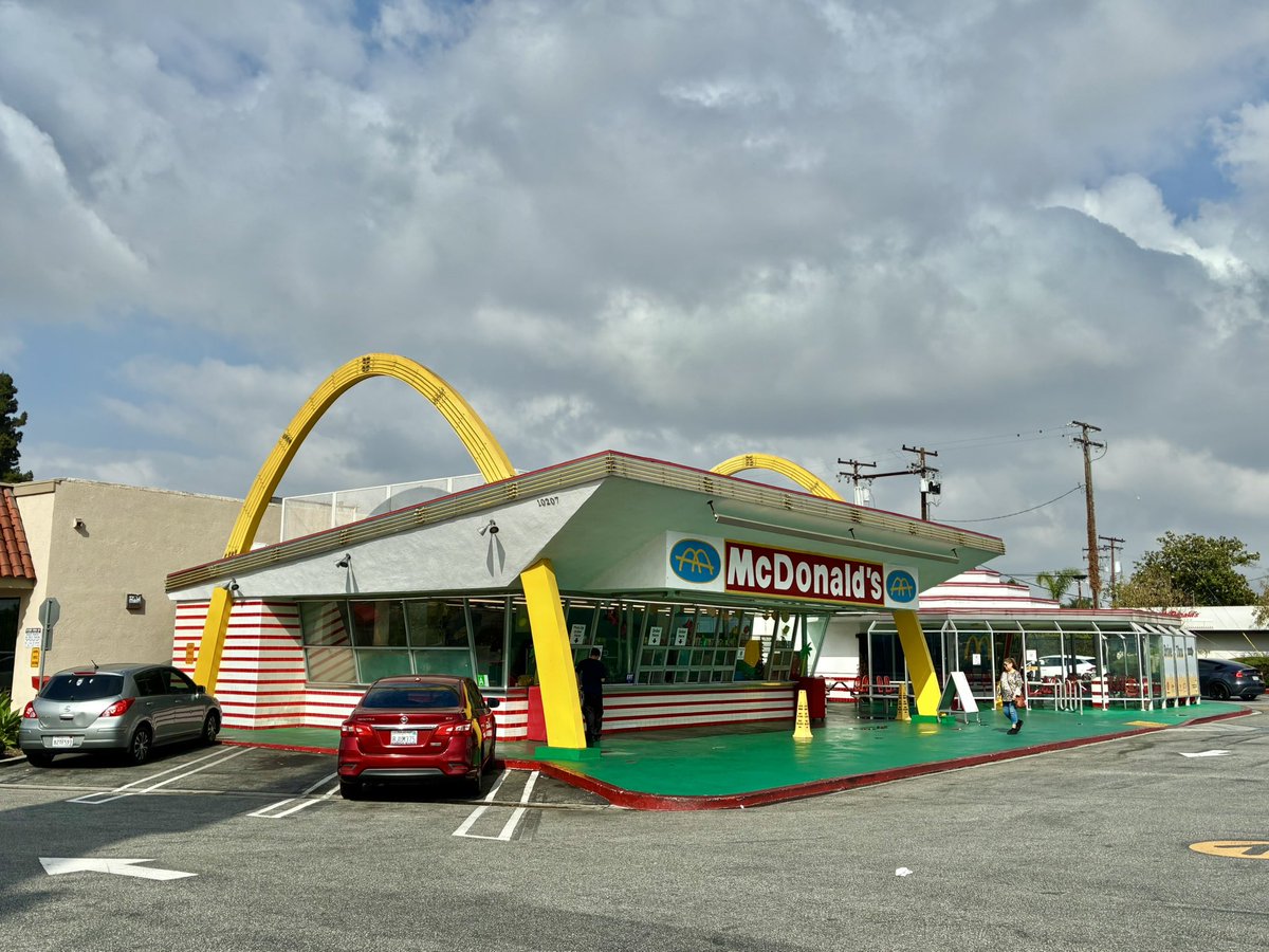 朝食はロサンゼルス近郊のダウニーにあるマクドナルド。この
