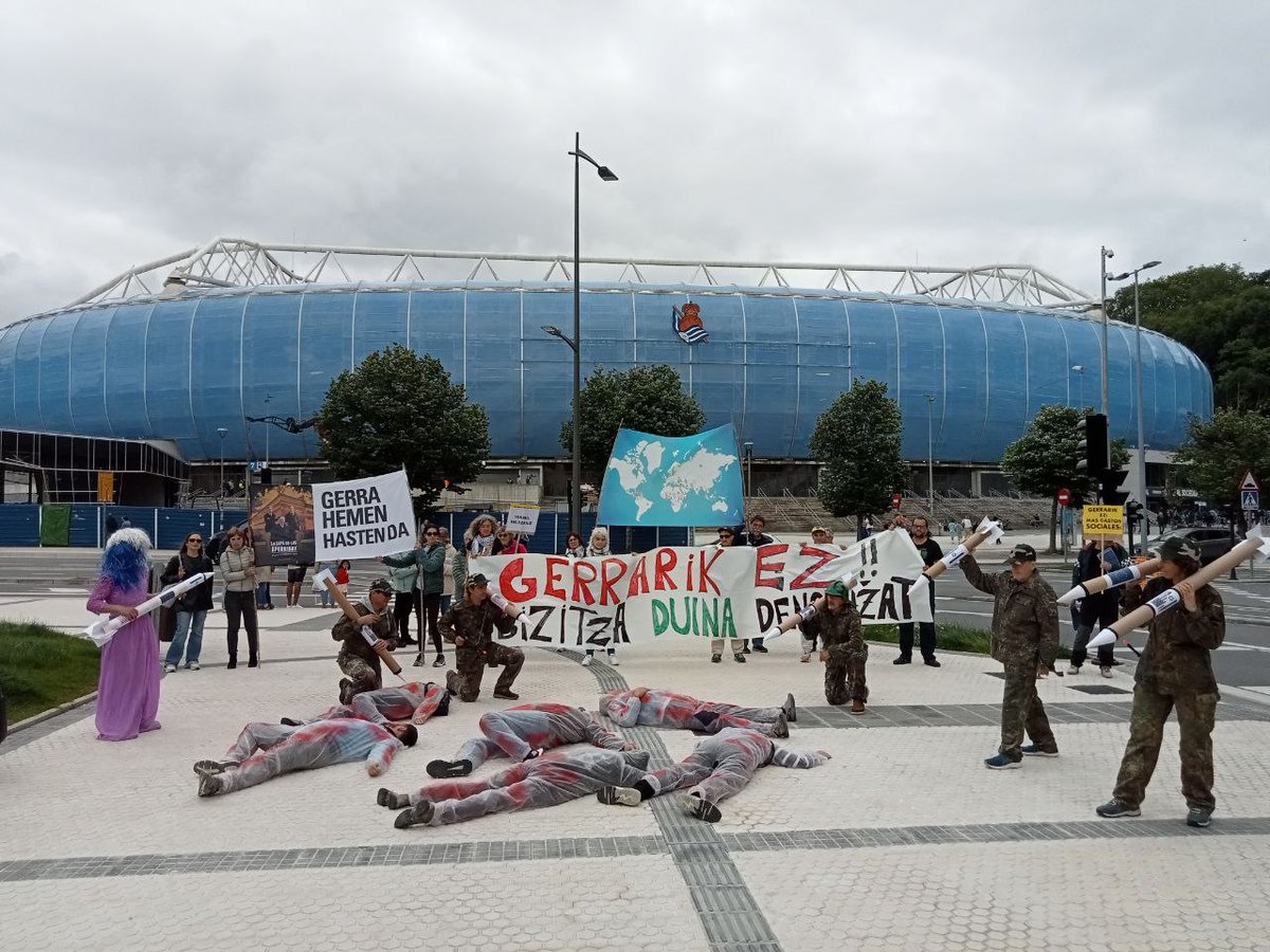 LABSoziala's tweet photo. Anoetan Aperribairen
gerra jokua salatu dugu🤬✊🏿

Gerrara garamatzan sistema baten aurrean denontzat bizitza duinak aldarrikatu ditugu.

Gerra hemen hasten da💣🧨
Bizitza duinak nahi ditugu! https://t.co/B1CmjXTLbJ