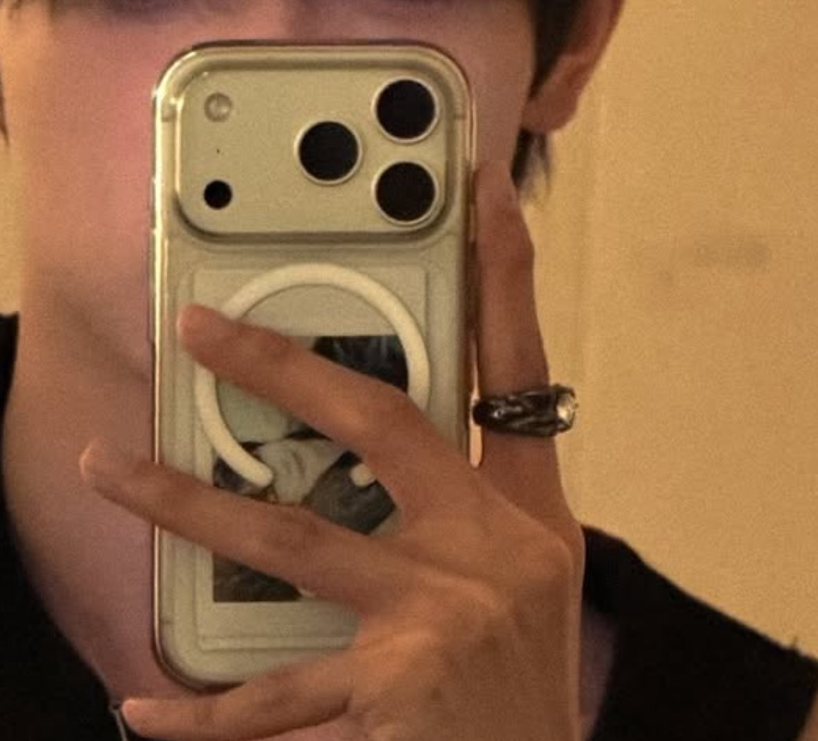 zsam709's tweet photo. ㅋㅋㅋㅋㅋ 립우가  폰케에 폴라 사진 
넣고 다니던 행동 우진이도 따라하고 있어 ㅠㅠㅋㅋ
플유 형제코어 🥹💕 https://t.co/uBpW0Crs28