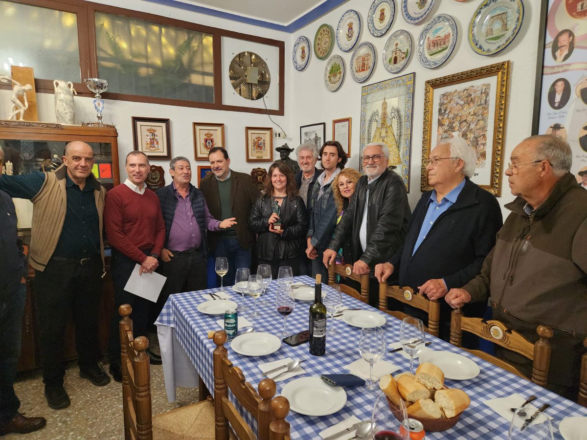 pandorgos's tweet photo. El pasado viernes tuvimos el placer de recibir en nuestra Sede y entregar la estatuilla del Pandorgo a la Asociación Cultural Amigos de Javier Segovia. Por sus méritos, trabajo y por llevar por toda la geografía regional y nacional el insigne legado de don Javier Segovia. https://t.co/gwnCBuQB3X