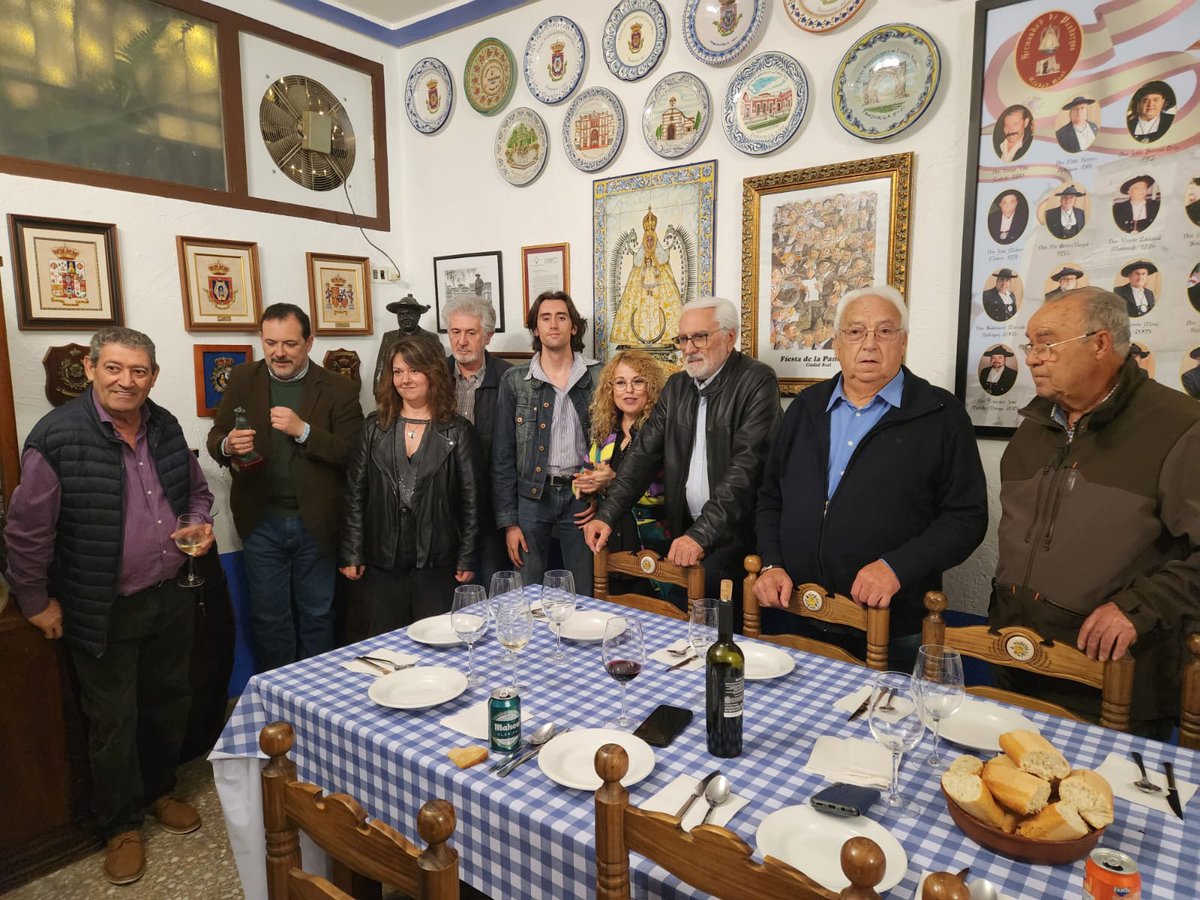 pandorgos's tweet photo. El pasado viernes tuvimos el placer de recibir en nuestra Sede y entregar la estatuilla del Pandorgo a la Asociación Cultural Amigos de Javier Segovia. Por sus méritos, trabajo y por llevar por toda la geografía regional y nacional el insigne legado de don Javier Segovia. https://t.co/gwnCBuQB3X