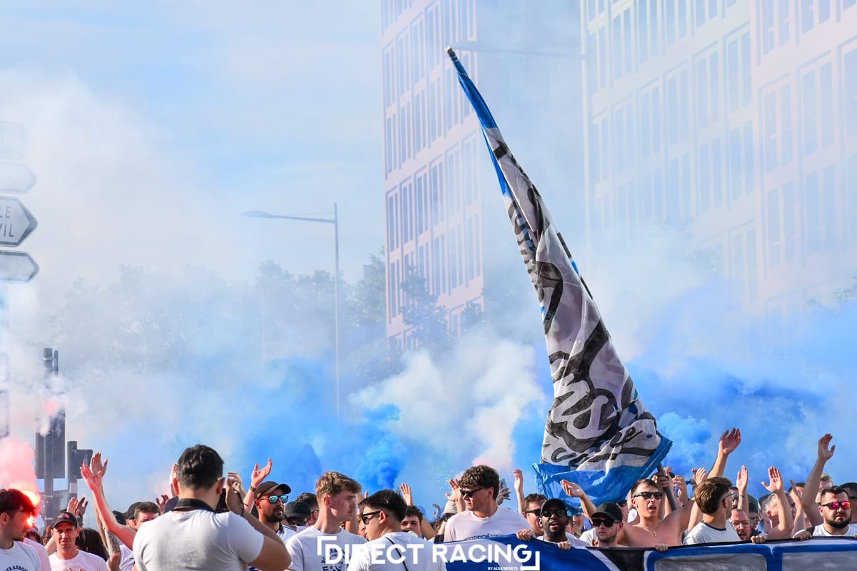 Direct__Racing's tweet photo. Le cortège de fin de saison ! 💙🤍

#RCSA #LiveRCS https://t.co/hEsCsx6OZV