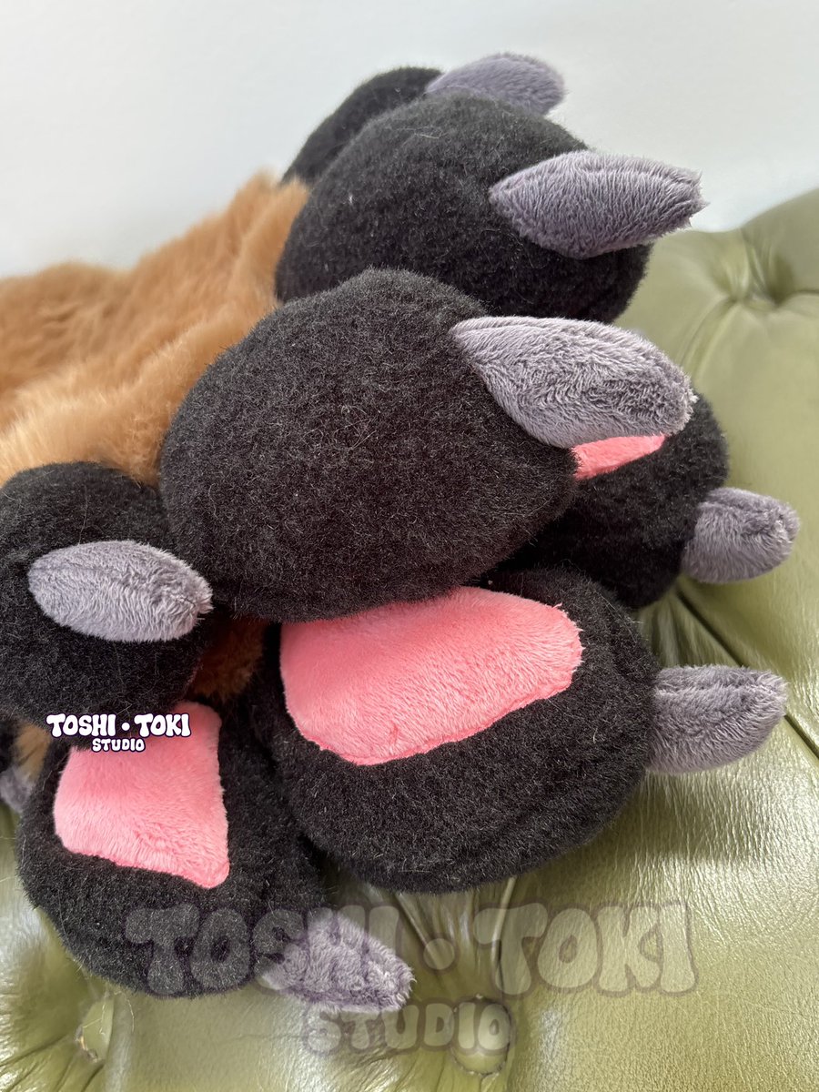 ToshiTokiStudio's tweet photo. What’s included :
- head (best fits 23” or less) 
- hand paws
- tail with hidden belt loop 
- swag bag with stickers, button badges, and more! 

DM if you’re interested or want any more info! https://t.co/iygoYGHj17