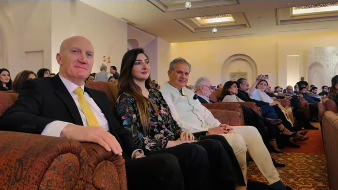 پری زاد tweet media
