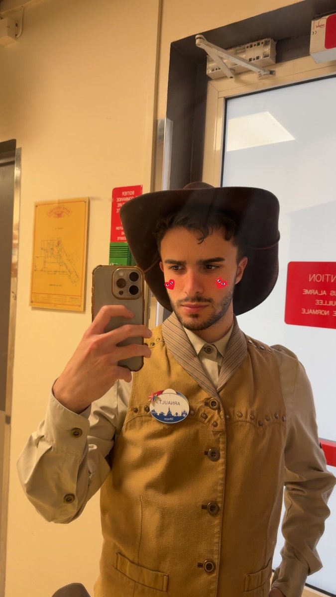 17artss's tweet photo. mon chapeau est pas droit mais c’est ok  #LGBTQIAInternationalDay https://t.co/mjNNxYM8c4