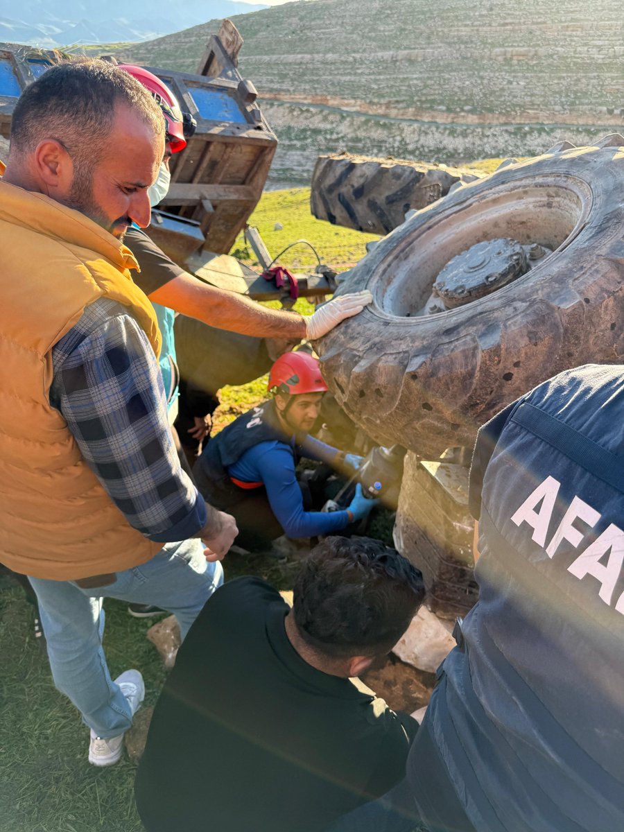 AFAD_Siirt's tweet photo. Saat 15.15'te 112 acil çağrı merkezine yapılan ihbarda Ekmekçiler köyünde bir traktörün devrildiği bildirilmiştir. Olay yerine Arama ve Kurtarma Ekibimizle beraber Jandarma, UMKE ve Ambulans ekibi sevk edilmiştir. Yapılan müdahale neticesinde https://t.co/zwCk6jSCse