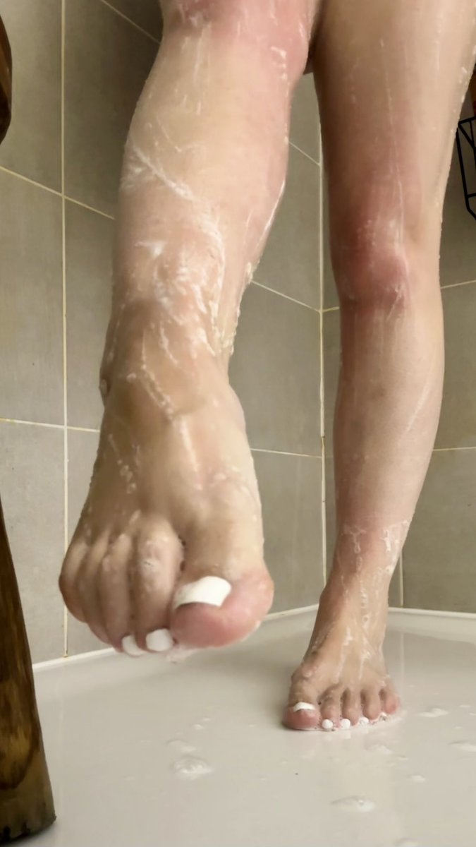 Feetzilla tweet media