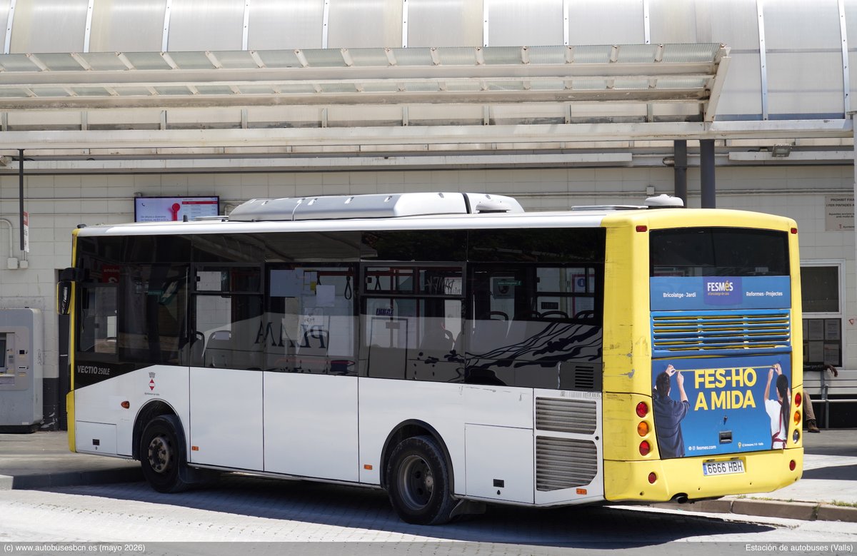 AutobusesBCN's tweet photo. Más de 100 km hasta #Valls para ver los nuevos híbridos Iveco de @AutocaresHife  y al final aparece un ex‑Forbús: el 11 convertido en 1 quitando un dígito. Ojalá sea algo provisional y que, tras la inauguración a bombo y platillo, @VallsAjuntament  no se quedesolo como escaparate https://t.co/aev5FIZAWM
