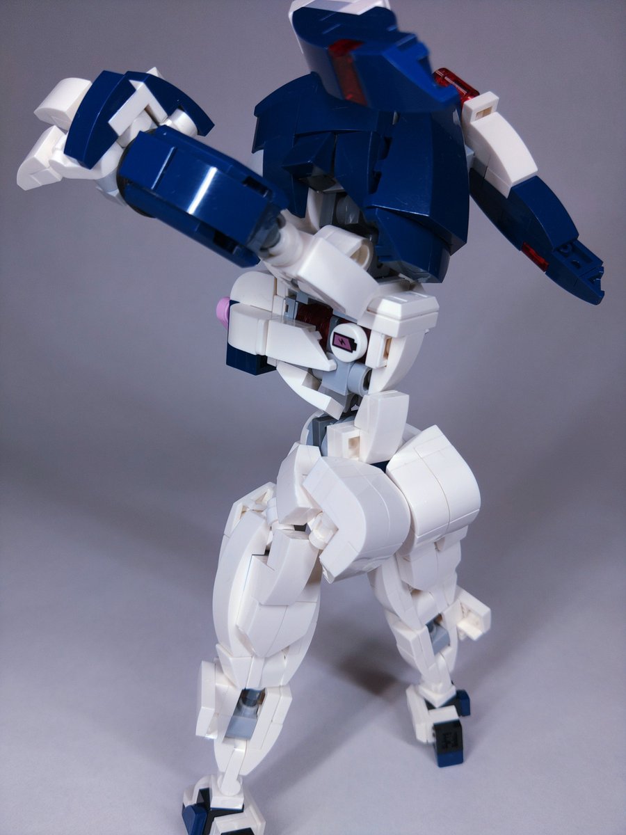 DSLC312011's tweet photo. おはようございます。レゴでロボ娘を作っている人です。沢山のリポストといいね、本当にありがとうございます。黄髪さんのバニー装備の修理に時間が掛かっているので試作品のギミックをどうぞ。左胸にコアパーツを内蔵しており、着脱可能になっています。
#LEGO #レゴ https://t.co/h2Ci1QwTZP