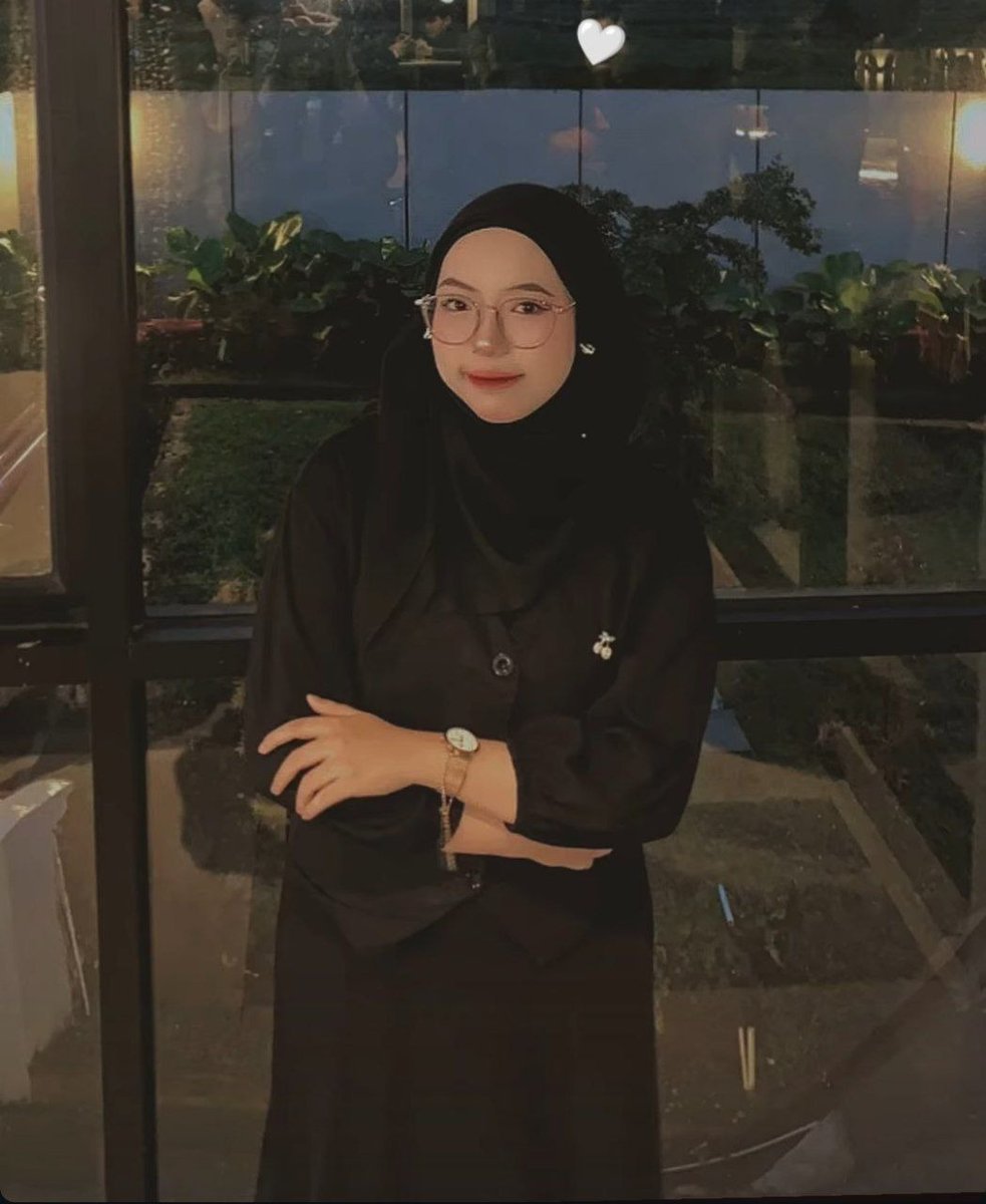 donafitriascht's tweet photo. Cowo2 udah pada gila ya, bikin post fantasi di X minta dientotin langsung kalo ngeliat dimanapun beneran langsung dientotin pdhl lagi hangout di cafee bareng temen²😭😫 https://t.co/8kXWOKEOMz