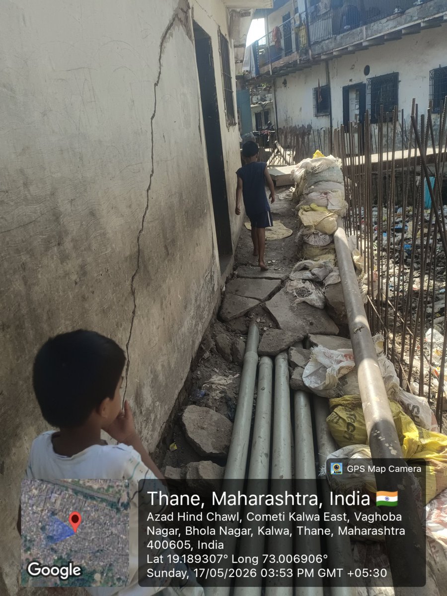 NG0Ashish's tweet photo. रेस्पेक्ट सर,
वाघोबा नगरमधील माँ गायत्री चाळीत एका मोठ्या ड्रेनेज प्रकल्पाच्यामुळे अनेक घरे आता कोसळण्याच्या मार्गावर आहेत. कृपया लक्षात घ्या की पायवाटांचे मोठ्या प्रमाणात नुकसान झाले आहे आणि कोणत्याही क्षणी येणाऱ्या-जाणाऱ्यांवर घराची भिंत कोसळण्याचा धोका आहे. @TMCaTweetAway . https://t.co/z7OtEJLQdl