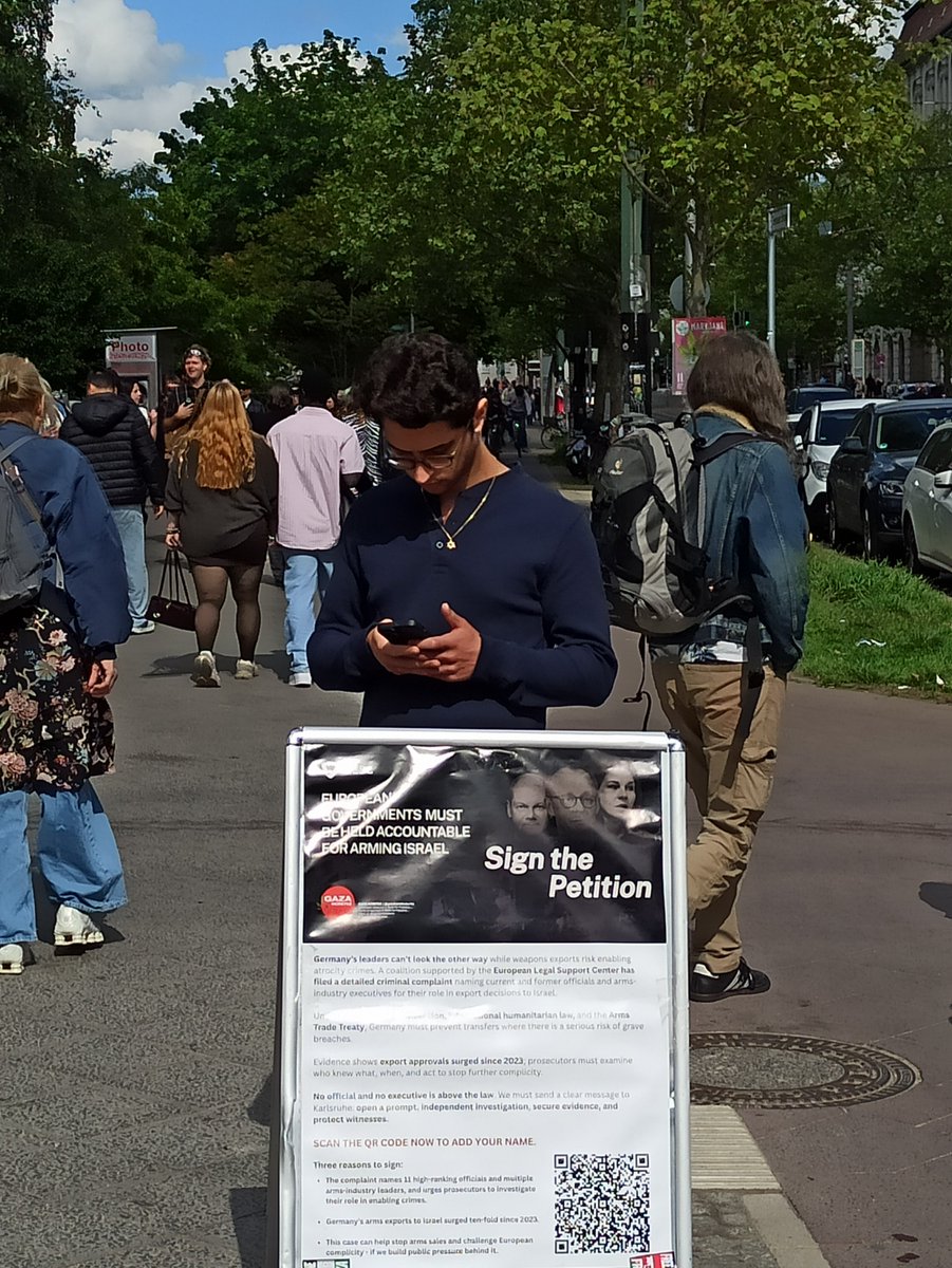 Mausebaer17's tweet photo. Infostand vom Gaza Komitee Berlin (https://t.co/V7mYE1BD5B) am 17.05.26 im Mauerpark, Berlin, Prenzlauer Berg, diesmal unter Polizeischutz. #FreePalestine #FckIDF #b1705 https://t.co/tCROReYy2R