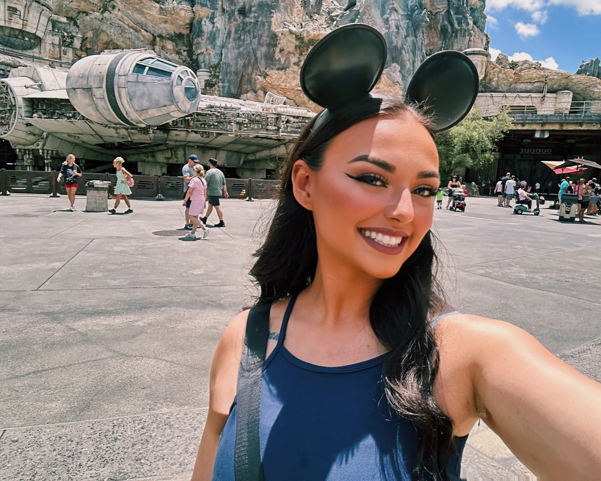 chrissy 🧡 tweet media