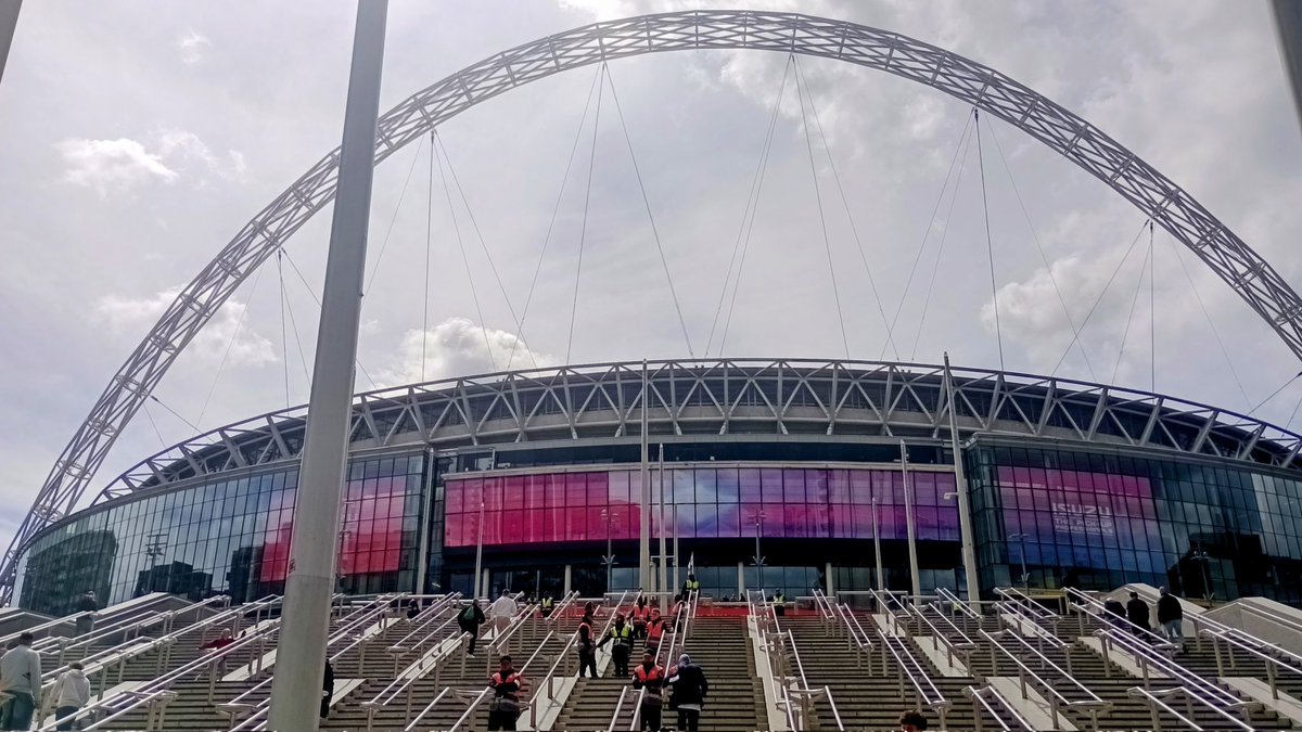 MarkEBarden's tweet photo. At Wembley for the FA Vase &amp; Trophy finals. Both went to pens. Congrats to @afc_stoneham and @SUFCRootsHall https://t.co/ej3DeLq081