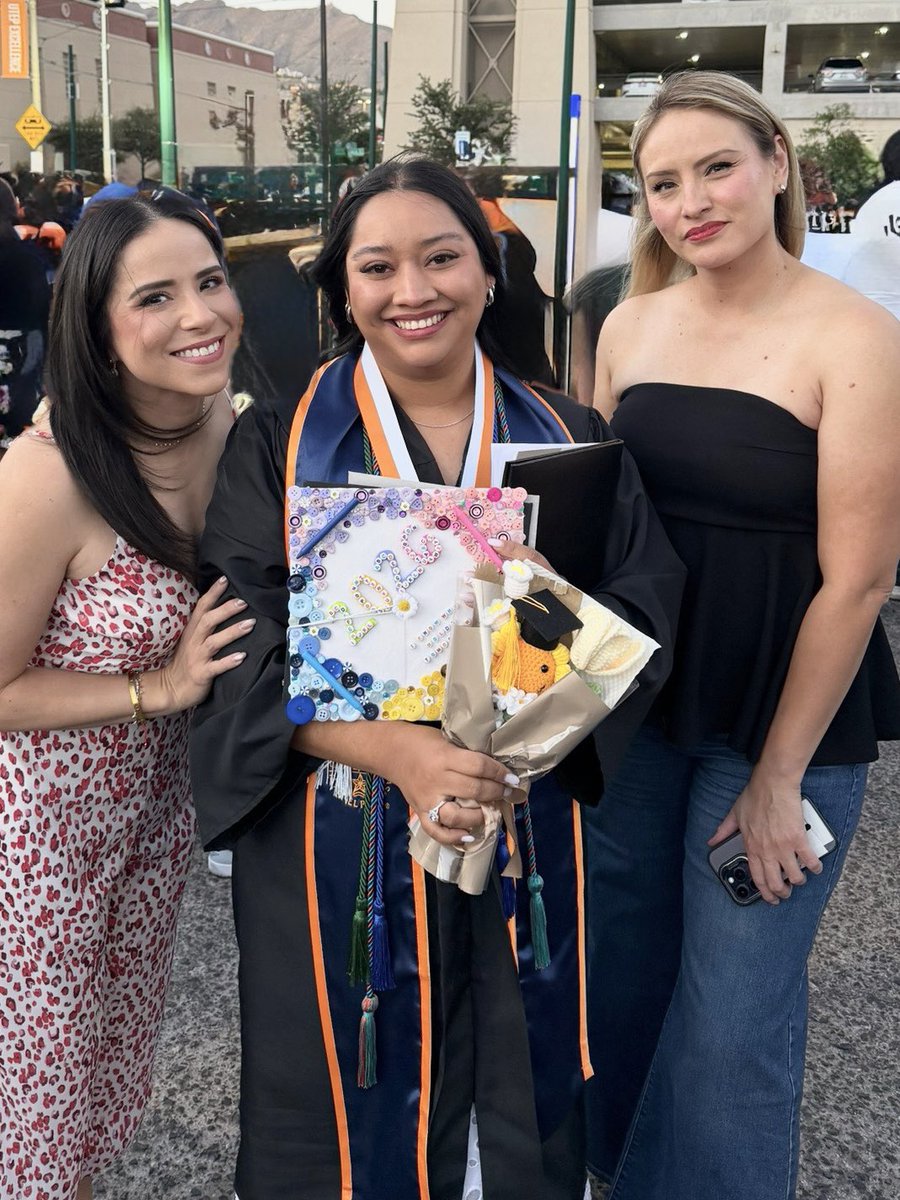 pbarrazadnMCE's tweet photo. ¡Felicidades Ms. Davila! Estamos muy orgullosas de tus logros y las metas que has cumplido 🥳🥰  ¡Nuestra graduada! 🎓💕🥹 https://t.co/DoNsSlJDaR